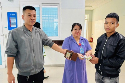 nhân viên y tế trả lại ví chứa tiền và giấy tờ cho bệnh nhân đánh rơi